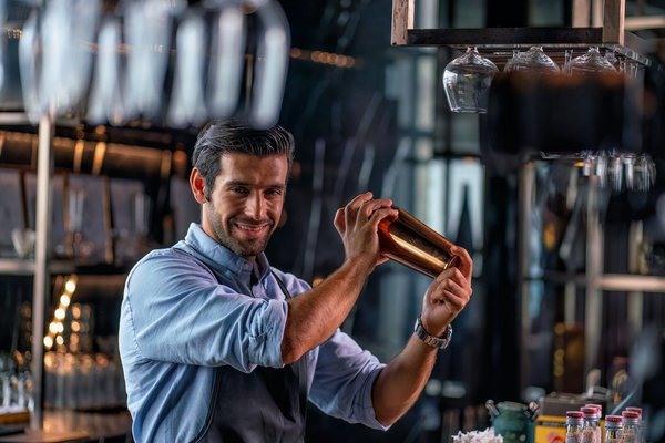Engager un barman privé : les principaux critères à retenir